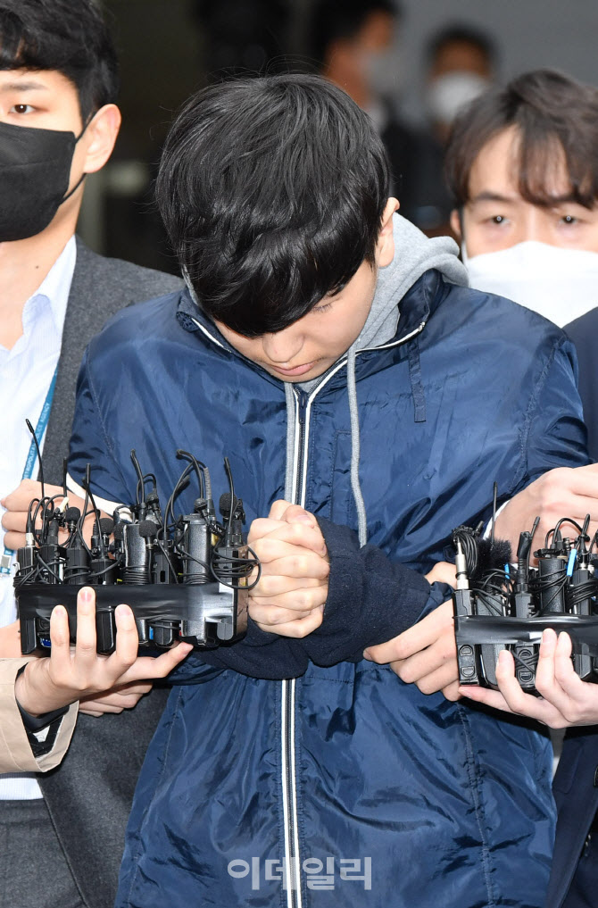 텔레그램 ‘박사방’ 운영자 조주빈을 도와 성 착취물 제작·유포에 가담한 혐의로 구속된 ‘부따’ 강훈이 17일 오전 서울 종로구 종로경찰서에서 검찰 송치되고 있다. (사진=이데일리 이영훈 기자)