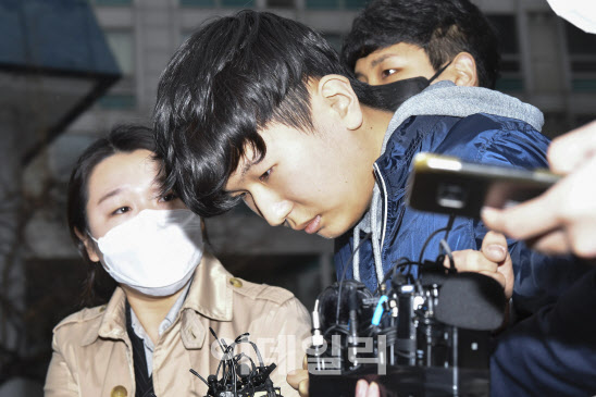 텔레그램 ‘박사방’ 운영자 조주빈(25)을 도와 성 착취물 제작·유포에 가담한 혐의로 구속된 ‘부따’ 강훈(18)이 17일 오전 서울 종로구 종로경찰서에서 검찰 송치되고 있다. (사진= 이영훈 기자)