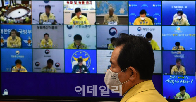 정세균 국무총리가 19일 오후 정부서울청사에서 코로나19 대응 중앙재난안전대책본부 회의를 주재하고 있다. (사진=노진환 기자)