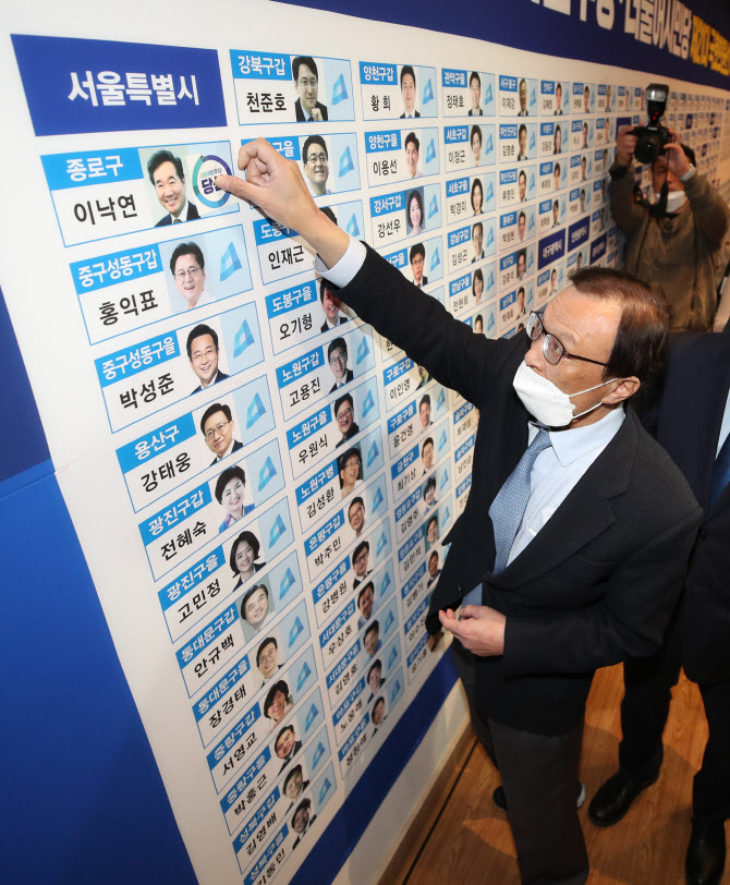 이해찬 더불어민주당 대표가 15일 오후 국회 의원회관에 마련된 당 선거상황실에서 제21대 국회의원 선거 종합상황판에 당선 스티커를 붙이고 있다.(사진=연합뉴스)