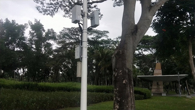 ▲전봇대에 구축되는 5G 북 RRU(5G Book RRU)