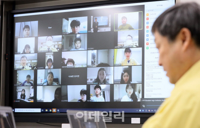 박백범 교육부 차관이 지난 17일 세종시 다정동의 한 초등학교을 찾아 원격수업을 참관하던 중 학생들과 인사를 나누고 있다.(사진=뉴시스)