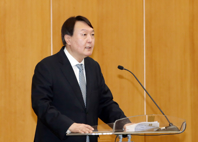 윤석열 검찰총장이 지난 2월 10일 서울 서초구 대검찰청에서 열린 전국 지검장 및 선거 담당 부장검사 회의에서 인사말을 하고 있다. (사진=연합뉴스)
