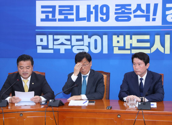 더불어민주당 이인영 원내대표(오른쪽)와 윤후덕 원내수석부대표가 지난 21일 오전 서울 여의도 국회에서 열린 원내대표단-상임위간사단 연석회의에서 임종성 의원의 발언을 듣고 있다 (사진=연합뉴스)