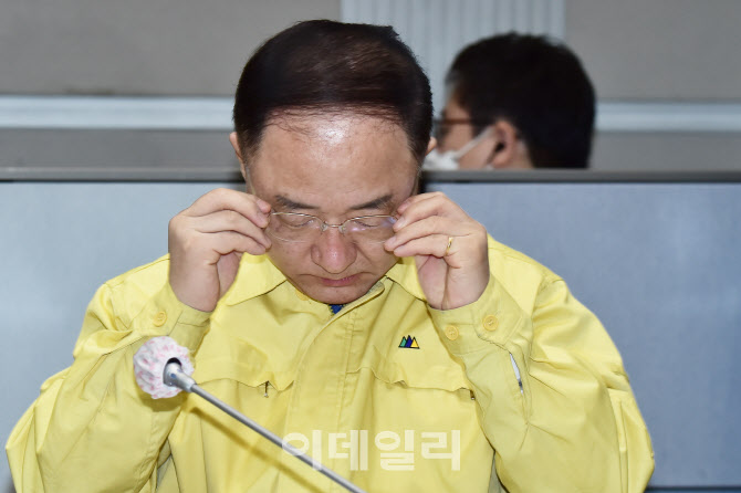 홍남기 부총리 겸 기획재정부 장관이 지난 20일 서울 종로구 정부서울청사에서 열린 신종 코로나바이러스 감염증(코로나19) 중앙재난안전대책본부 회의에 참석해 안경을 고쳐쓰고 있다. (사진=김태형 기자)