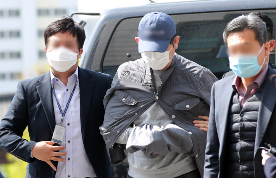 라임자산운용의 전주(錢主)로 지목된 김봉현 스타모빌리티 회장이 24일 오전 경찰 조사를 위해 경기도 수원시 경기남부지방경찰청 청사로 호송되고 있다. (사진= 연합뉴스)