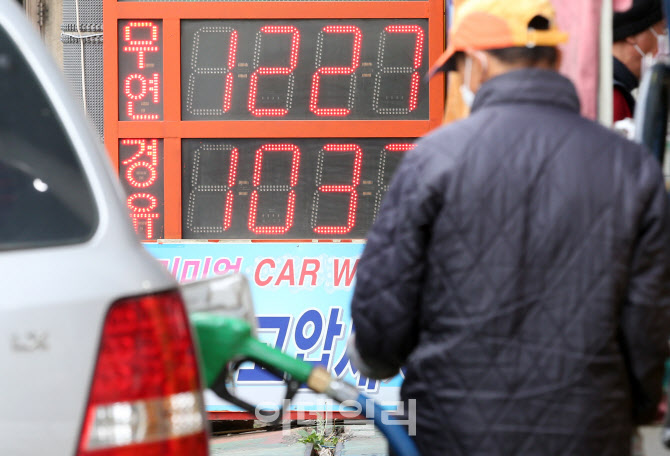 코로나19 확산과 국제유가 하락 여파가 이어지면서 전국 주유소 휘발유 가격이 하락한 19일 서울 시내의 한 주유소에서 휘발유가 ℓ당 1227원에 경유가 1037원에 판매되고 있다. (사진=이데일리 방인권 기자)