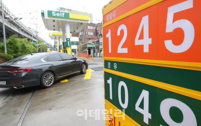 19일 서울 시내의 한 주유소에서 휘발유가 리터당 1245원에 경유가 1049원에 판매되고 있다. (사진= 방인권 기자)