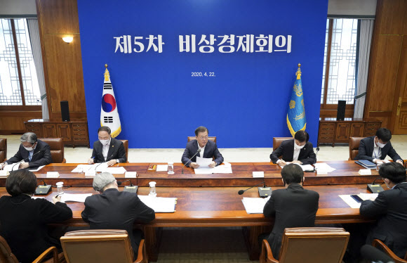 문재인 대통령은 지난 22일 청와대 본관에서 열린 제5차 비상경제회의를 주재하고 있다. 문 대통령은 “무엇보다 중요한 것은 속도”라며 “오늘 결정한 비상대책에 필요한 3차 추경과 입법도 신속하게 추진해주기 바란다”고 말했다. 뉴시스 제공