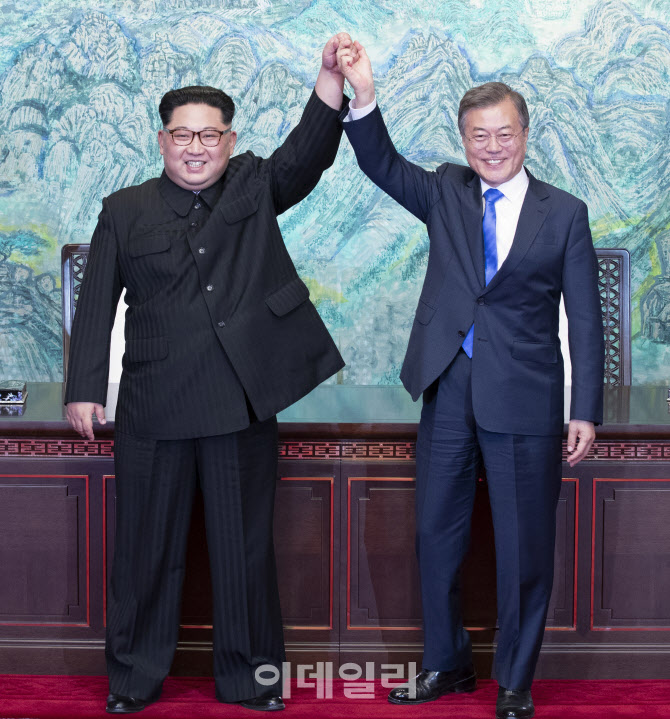 문재인 대통령과 김정은 국무위위원장이 27일 오후 경기도 파주 판문점에서 ‘판문점 선언문’에 사인, 교환한 뒤 서로 손을 잡고 활짝 웃고 있다. (사진=이데일리 방인권 기자)