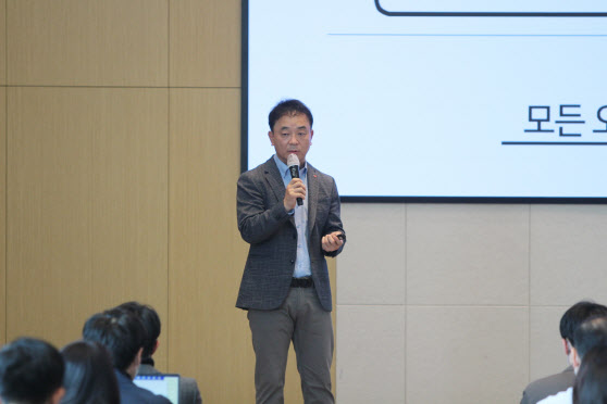 27일 오전 롯데월드타워에서 열린 ‘롯데ON 전략 설명회’에서 조영제 롯데쇼핑 e커머스사업부 대표가 롯데ON에 대해 설명하고 있다.(사진=롯데쇼핑)