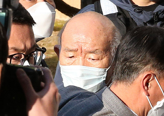 전두환 전 대통령이 27일 광주지방법원에서 열린 형사재판에 피고인으로 출석하고 나서 법원 청사를 나서고 있다. (사진=연합뉴스)