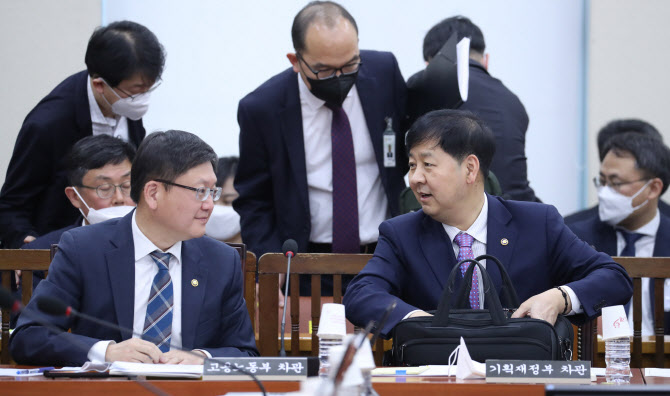 임서정 고용노동부 차관(왼쪽)과 구윤철 기획재정부 2차관이 27일 오후 서울 여의도 국회에서 열린 행정안전위원회 전체회의에서 대화를 나누고 있다. 연합뉴스 제공