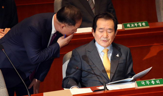 정세균 국무총리와 홍남기 경제부총리 겸 기획재정부 장관이 28일 국회 예결위회의장에서 열린 예산결산특별위원회 전체회의에서 대화하고 있다. 연합뉴스 제공