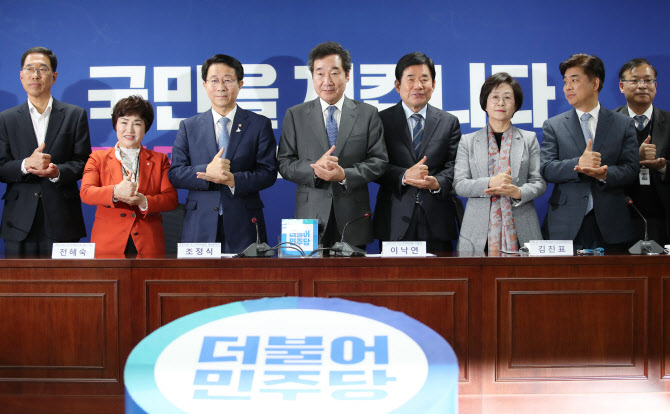 이낙연 더불어민주당 코로나19국난극복위원장이 29일 국회 의원회관에서 열린 코로나19 국난극복위원회 방역 전문가 간담회에서 ‘덕분에 챌린지’에 동참하고 있다. (사진=연합뉴스)