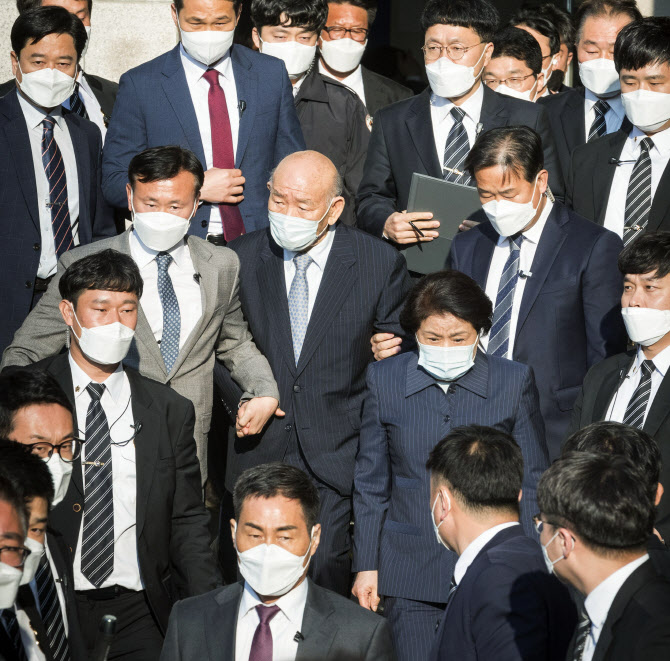 5.18 광주민주화운동과 관련 고 조비오 신부의 명예를 훼손한 혐의로 기소된 전두환 씨가 27일 오후 광주 동구 광주지방법원에서 열린 공판을 마친 후 부인 이순자 씨와 귀가하고 있다. 사진=뉴시스