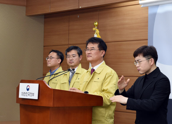 윤종인 행정안전부 차관(긴급재난지원금 범정부 TF단장)이 3일 오후 정부세종청사 정부합동브리핑룸에서 긴급재난지원금 지급 관련하여 실·국·과장 등이 참석한 가운데 브리핑을 하고 있다.(사진=행정안전부 제공