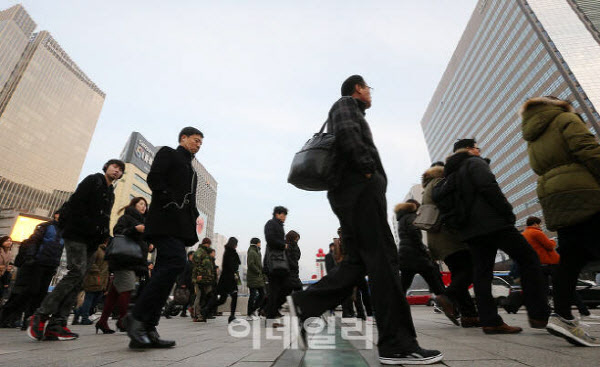 직장인들이 서울 광화문을 걸어가고 있다. (사진=이데일리 DB)