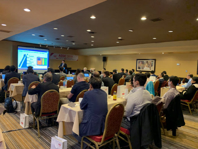 큐알티가 2019년 4월 미국 산호세에서 개최한 ASSIC(자동차 반도체 안전 혁신 컨퍼런스) 2019에서 조나단 펠리시 NASA 박사가 기조연설하고 있다. (사진=큐알티)