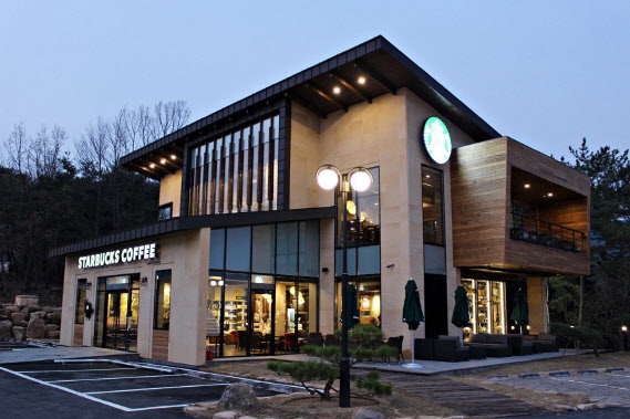 직영점을 운영하는 프랜차이즈는 본사 소재지를 기준으로 재난지원금을 쓸 수 없다. 예를 들어 본사가 서울인 스타벅스는 서울시민은 지원금으로 결제가 가능하지만 기타 지역은 쓸 수 없다.(사진=연합뉴스)