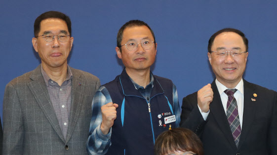 지난해 4월 서울 중구 프레스센터에서 열린 제10차 일자리위원회에서 김주영 한국노총위원장(왼쪽부터), 김명환 민주노총위원장, 홍남기 경제부총리 겸 기획재정부 장관이 회의 시작에 앞서 기념촬영을 하고 있다. 연합뉴스 제공.