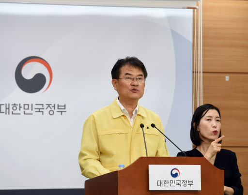 윤종인 행정안전부 차관이 10일 오후 정부세종청사 정부합동브리핑룸에서 긴급재난지원금 지급 관련해 실·국·과장 등이 참석한 가운데 브리핑하고 있다.(사진=행정안전부 제공)