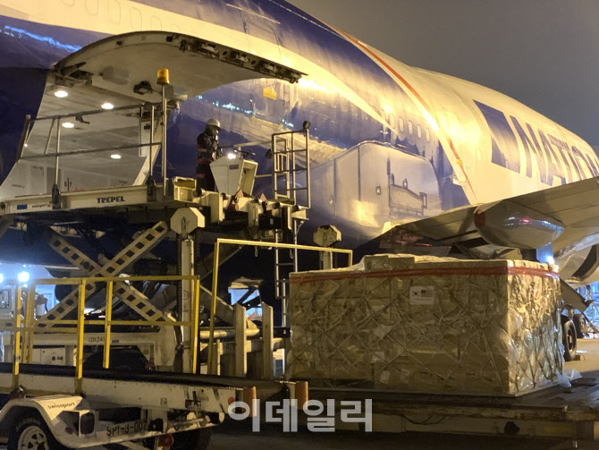 △정부가 11일 미국에 마스크 200만장 긴급 지원을 결정한 가운데, 이날 새벽 인천국제공항에서 마스크 지원 물품을 미국행 화물기에 싣고 있다(사진=외교부 제공)