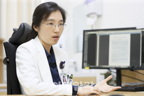 13일 경기 고양시 일산 국립암센터에서 이데일리와 인터뷰를 하고 있는 ‘전준영 국립암센터 감염내과 전문의’. (사진=이데일리 이영훈 기자)