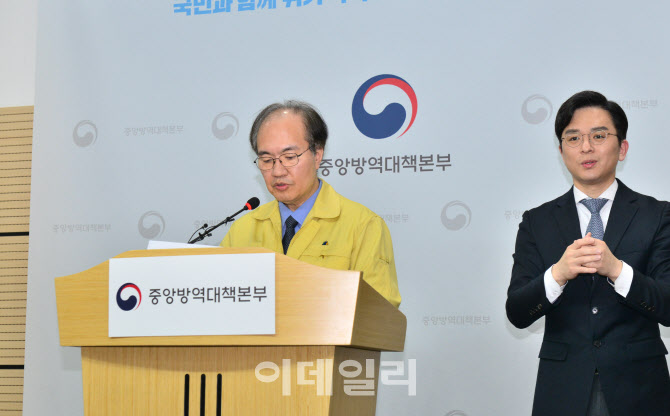 권준욱 방대본 부본부장이 브리핑을 하고 있다.