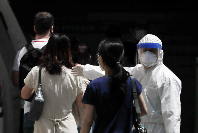 14일 서울 용산보건소 선별진료소를 찾은 시민들과 외국인들이 검사를 받기 위해 줄을 서고 있다. 사진=뉴시스