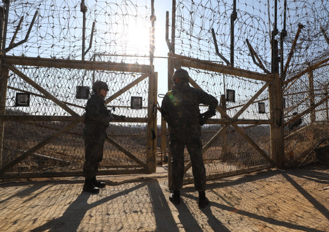 육군 수색대대 장병들이 DMZ 수색 작전을 위해 GOP 통문을 열고 있다. [사진=뉴시스]