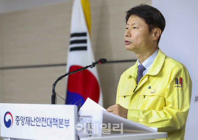 김강립 중앙재난안전대책본부 1총괄조정관이 브리핑을 하고 있다.