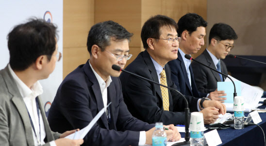 윤종인 긴급재난지원금범정부TF 단장(행정안전부 차관)이 18일 오후 서울 종로구 정부서울청사 브리핑룸에서 긴급재난지원금 관련 쟁점사항 설명 기자간담회를 하고 있다.(사진=뉴시스)