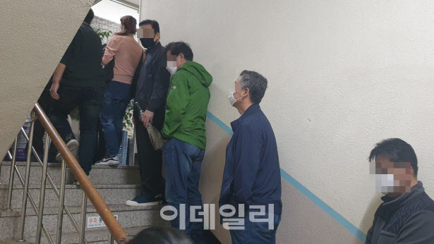 18일 오전 서울 동작구의 한 주민센터에서 정부 긴급재난지원금을 신청하려는 사람이 몰리자 순간 ‘거리 두기’가 지켜지지 않고 있다. (사진=박순엽 기자)