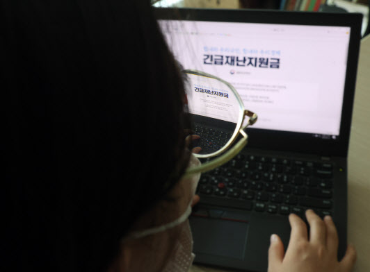 지난 11일 한 카드사 메인화면에 띄워진 지원금 접수 안내문.(사진=연합뉴스)