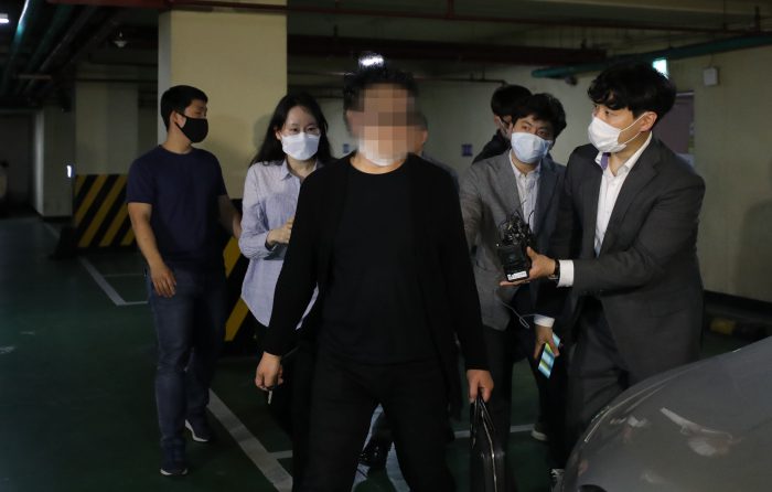 서울 강북구 한 아파트 경비원의 폭행 가해자로 지목된 주민이 18일 오전 서울 강북경찰서에서 폭행 등 혐의와 관련해 조사를 마친 뒤 귀가하고 있다. (사진=연합뉴스)