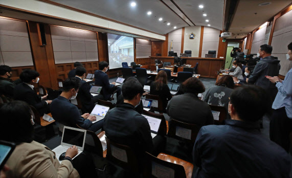 19일 오전 서울 서초동 서울고등법원에서 세계 최대의 아동 성 착취물 사이트 ‘웰컴 투 비디오’ 운영자 손정우 씨의 범죄인 인도심사 심문이 열린 가운데 중계 법정 안에서 취재진이 재판 시작을 기다리고 있다.(사진=연합뉴스)