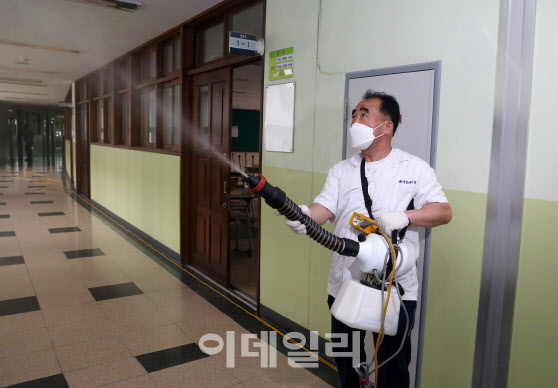 [이데일리 김태형 기자] 지난 11일 서울 강북구 삼각산고등학교에서 방역업체 관계자가 교실, 자율학습실, 식당 등 교내를 방역작업하고 있다.