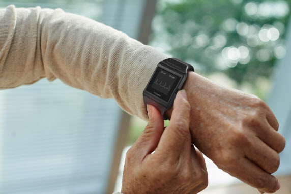 휴이노의 손목시계형 심전도 장치인 ‘메모 와치’(Memo Watch). (사진=휴이노)
