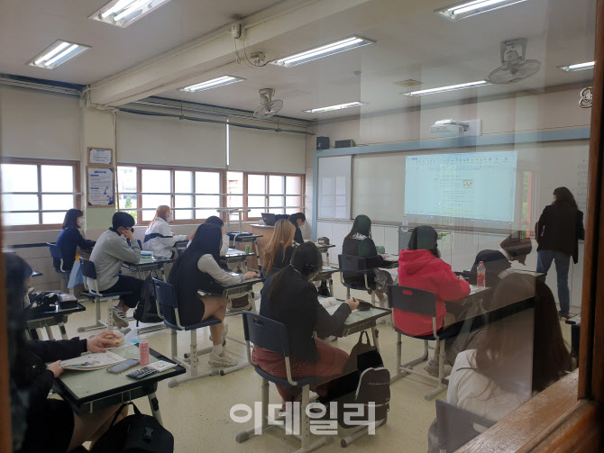 코로나19로 등교 개학이 미뤄진 지 80일만인 20일 오전 서울 용산구 중경고등학교에서 학생들이 수업을 듣고 있다.(사진=신중섭 기자)
