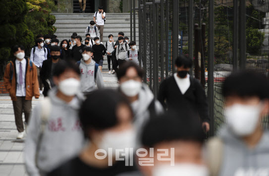 고등학교 3학년 학생들의 등교 수업 첫날인 20일 오후 서울 종로구 대신고등학교에서 마스크를 착용한 고3 학생들이 수업이 끝난 뒤 하교하고 있다.(사진=뉴시스)