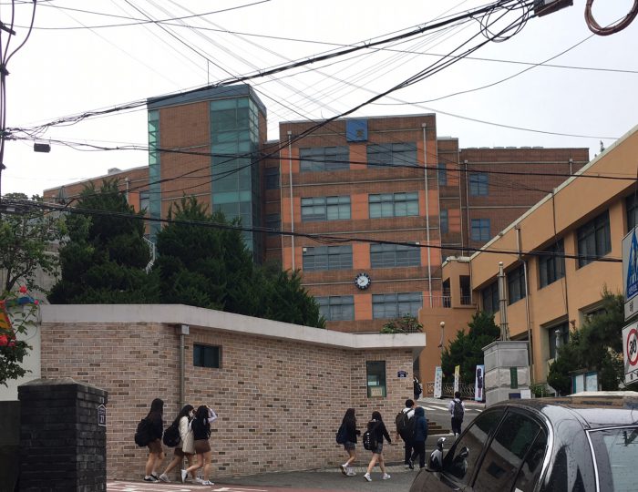 서울 금천구 금천고등학교 정문 앞 고3 학생들이 등교하고 있다.(사진=박지연 인턴기자)