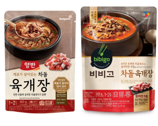 동원F&B의 양반 HMR 제품이 디자인 미투 논란에 휩싸였다. 양반 육개장(사진 왼쪽)과 비비고 육개장.(사진=각 사)