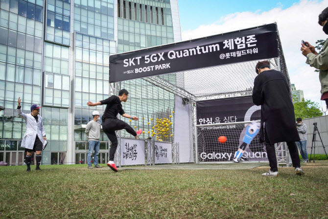 ▲이영표 전 축구 국가대표 선수가 잠실 롯데월드타워 아레나광장 5GX 부스트파크에서 ‘갤럭시 A 퀌텀’ 출시를 기념해 ‘퀀텀 키퍼’가 지키고 있는 골문을 향해 힘차게 공을 차고 있다. SK텔레콤은 로봇 골키퍼가 내장된 센서를 통해 날아오는 공을 모두 막는데 착안해, 양자보안 기술로개인정보를 보호하는 ‘갤럭시 A 퀀텀’ 만의 특장점을 어필하고자 이벤트를 기획했다.