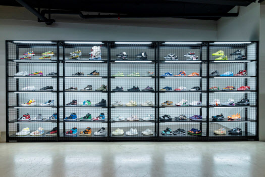 서울옥션 관계사 서울옥션블루가 운영하는 ‘XXBLUE’가 서울옥션 강남센터에 연 ‘드롭존’에 한정판 스니커즈가 가득하다. (사진=서울옥션블루)