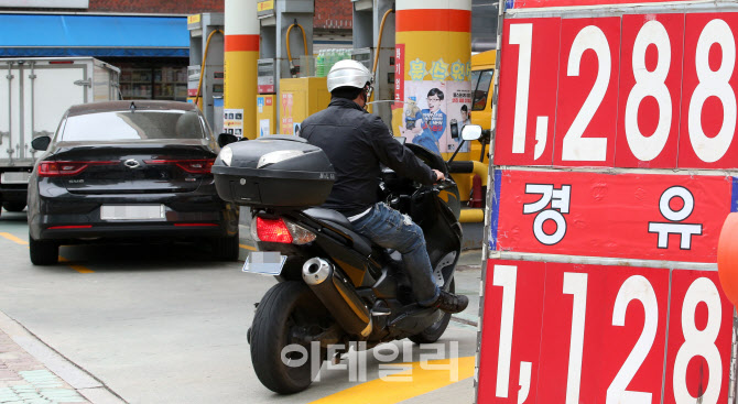 지난 17일 오전 서울 중구의 한 주유소에서 휘발유가 ℓ당 1288원, 경유가 ℓ당 1128원에 판매되고 있다. (사진=이데일리 방인권 기자)