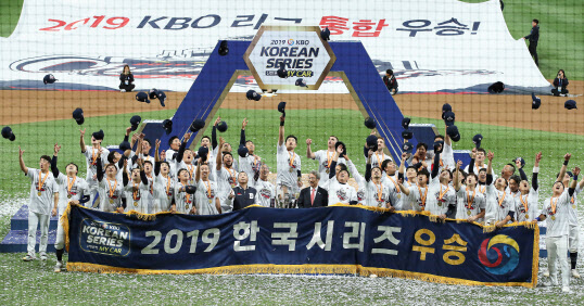 2019 한국시리즈서 우승한 두산베어스(사진=연합뉴스)