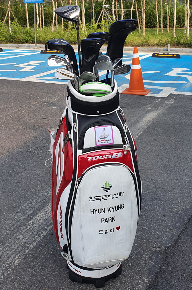 박현경의 캐디백. (사진=브리지스톤)