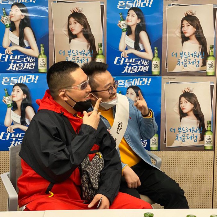 염따와 인증샷을 찍는 장승훈씨.(사진=처음처럼 페이스북)