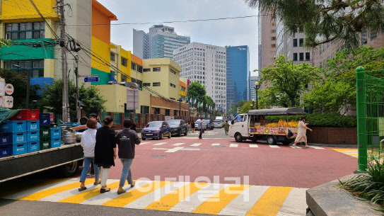 22일 오후 서울 마포구 인근 초등학교 앞 어린이 보호구역에서 장사를 하고 있는 모습.(사진=이용성 기자)